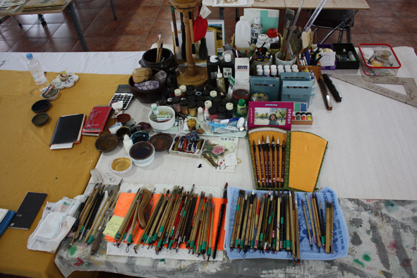 김혜식 화가가 사용하는 붓과 다양한 도구들 모습.