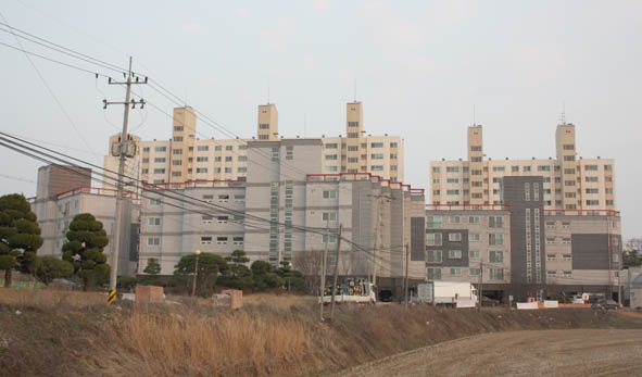 기흥아랫마을아파트 옆에 들어선 아현타운 모습.