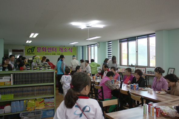 ▲문화센터 어머니방에서 음식을 나누고 있는 주민들 모습.