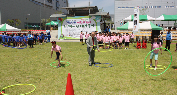 ▲안병호 음성군사회복지협의회장이 어린이들과 고리던지기 경기에 참여하고 있는 모습.