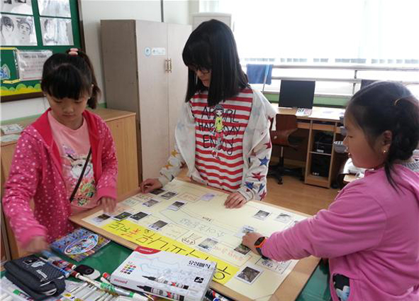 소이초 어린이들이 토요 열린교실 활동에 참가하고 있다.