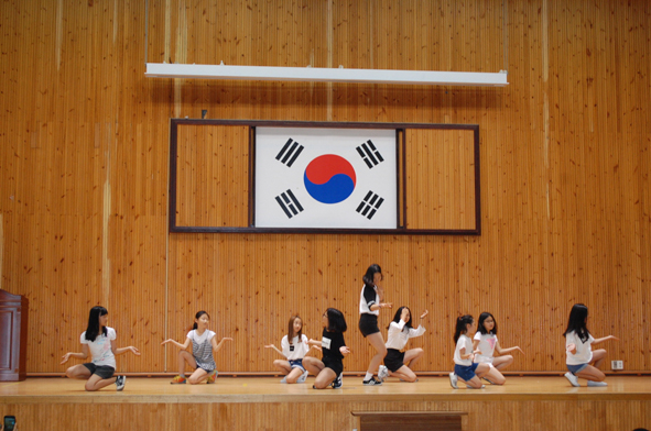 수봉초 댄스 동아리 학생들이 조회시간 공연을 하고 있다.