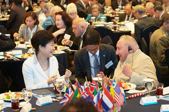 박근혜 대통령이 24일 6.25전쟁 제66주년 국군.유엔군 참전용사 위로연에 참석해 유엔군 유공자와 이야기를 나누고 있다.