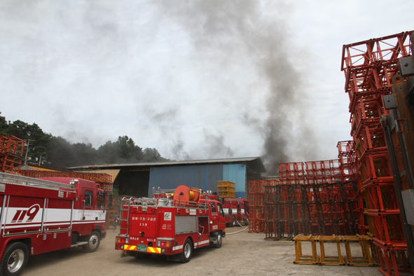 대소 삼정리에 소재한 C산업 공장에서 발생한 화재를 소방대원들이 진압하고 있다.