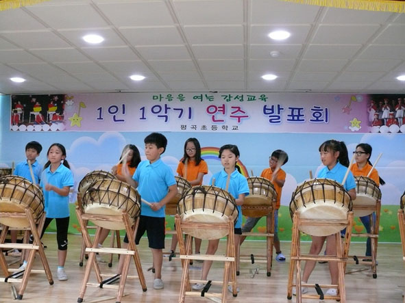 평곡초 어린이들이 방과후 활동 결과물 발표회로 1인1악기 연주 발표로 공연을 하고 있다.