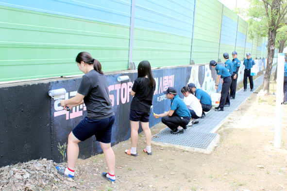음성경찰서(서장 엄성규)는 음성군에서 추진하는 재능 나눔 캠페인, 테마가 있는 벽화 그리기 사업과 협업하여 지난 20일, 생극중학교 벽면에 학교폭력 근절 벽화를 설치했다.