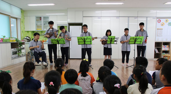 대소금왕고 특수교육대상 학생들이 음악 공연하고 있는 모습.