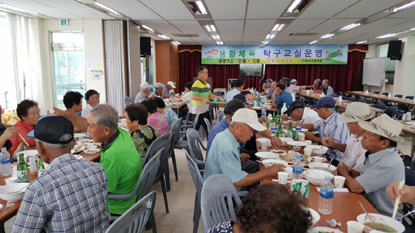 9일 소이면새마을남녀지도자협의회(회장 김연홍, 김재정)는 9일 소이면사무소 광장에서 200여 명 지역 어르신들에게 삼계탕을 대접하는 ‘사랑의 점심 나누기’행사를 가졌다