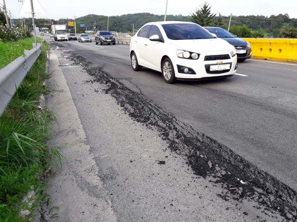 음성군 원남면 지역 마송삼거리 인근 도로에 아스팔트 밀림 현상이 발생해 이 곳을 지나는 차량들이 교통사고에 위협을 받고 있다.