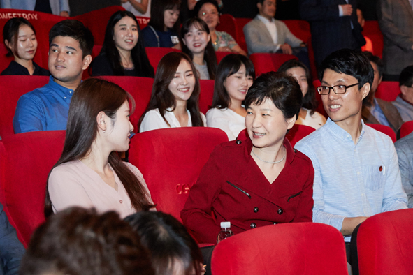 박근혜 대통령이 20일 서울 용산구 한 영화관에서 '인천상륙작전' 영화를 관람하기 전, 관객들과 이야기를 나누고 있다.