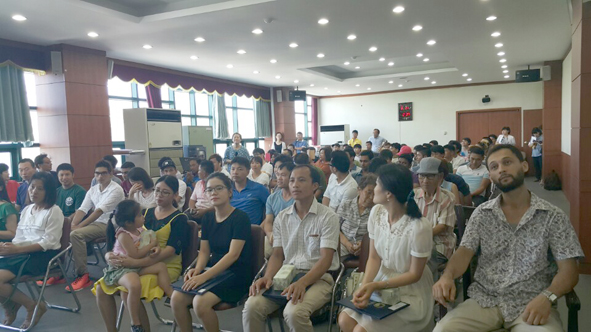 외국인근로자들이 한국 이민.귀화시험 합격증 전달식과 사회통합프로그램 개강식에 참석한 모습.