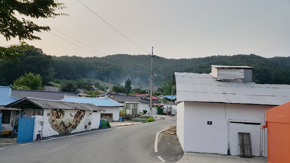 ▲동요마을 벽화가 그려진 생2리 마을 모습.