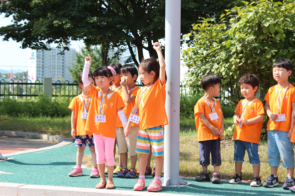 음성경찰서 어린이 교통공원에서 교육받고 있는 동성어린이집 어린이들 모습.