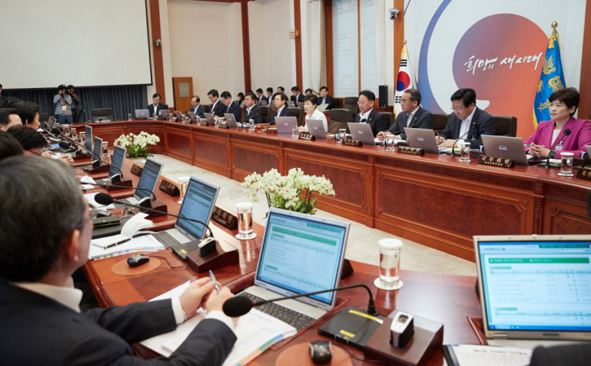 박근혜 대통령이 13일 청와대에서 제41회 국무회의를 주재하고 있다.