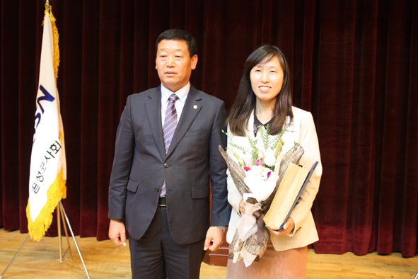 박영아 음성군장애인복지관 부장이 국회의원상을 수상하고 윤창규 음성군의장과 기념촬영을 하고 있다.