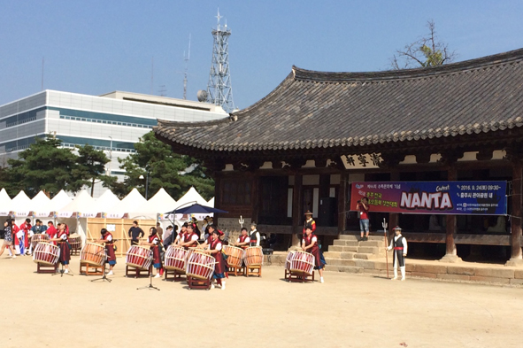 음성청소년문화의집 난타동아리팀이 충주에서 개최된 전국 난타 모듬북 경연대회에 참가해 공연하고 있다.