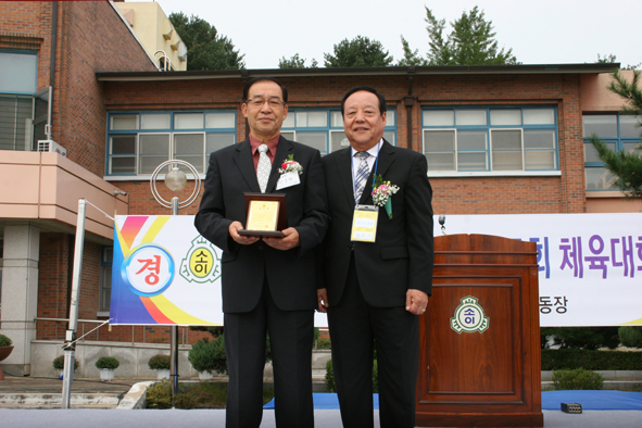이날 개막식에서는 소이초등학교 후학들을 위해 부지를 기부한 고 김수연님의 공로패를 아들에게 전달했다.
