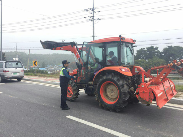 경찰이 농기계 교통사고 예방을 위해 주민들에게 홍보활동을 하고 있다.
