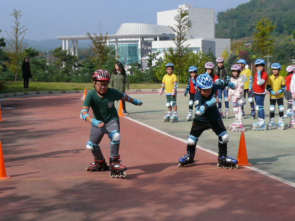 평곡초 어린이들이 인라인스케이트 대회에 참가하고 있다.