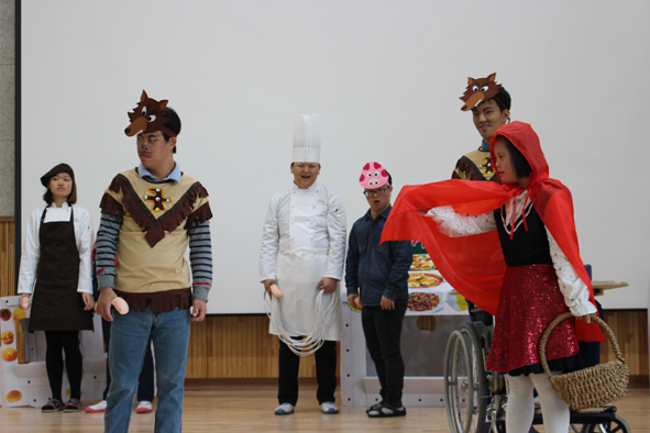 맹동 꽃동네학교에서 문학콘서트를 개최하고 있다.