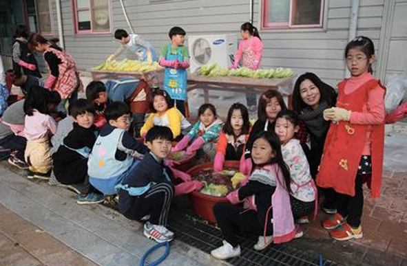 생극초 어린이들이 김장김치를 담구고 있다.