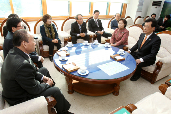 이시종 도지사가 괴산군청 군의회를 방문회 의원들과 대담하고 있다.