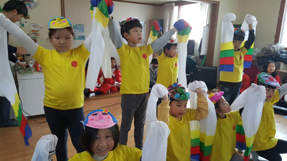 오갑초 어린이들이 오궁리 마을회관에서 재롱잔치를 하고 있다.