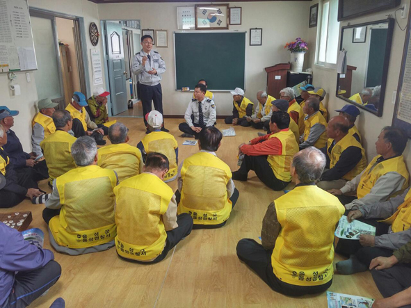 음성경찰서 직원들이 생극면노인회에서 교통사고 예방 안전교육을 진행하고 있다.