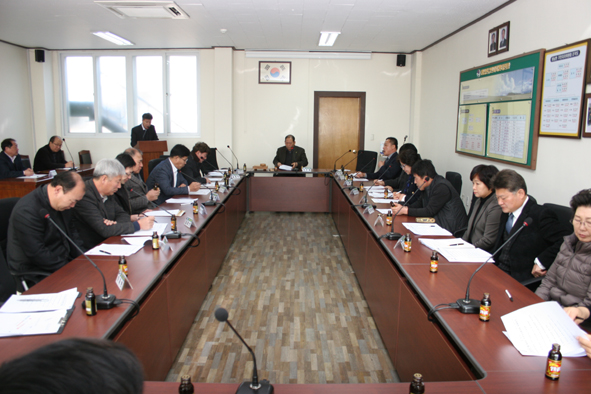 음성군주민자치협의회(협의회장 차주영)는 지난 15일 원남면 주민자치센터 회의실에서 2월 정례회의를 개최했다.