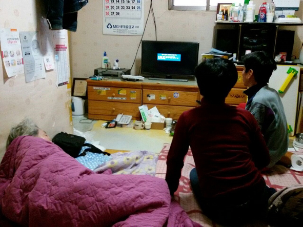 삼성디지털음성대리점이 기탁한 TV를 설치한 가정에서 가족들이 TV를 시청하는 모습.