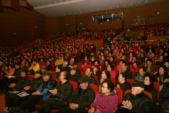 총회가 24일 음성문화예술회관 대공연장에서 기관단체장, 인근 신협이사장, 신협 가족 등 600여 명이 참석한 가운데 성황리에 열렸다.