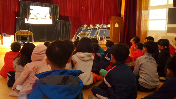 학교폭력예방 인형극 공연을 관람하는 소이초 어린이들.