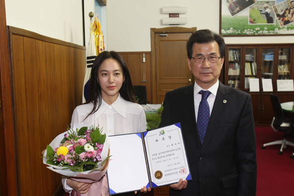 배우 박주미 씨가 제천한방엑스포 홍보대사 위촉장을 받고 이시종 도지사와 함께 기념촬영을 하고 있다.