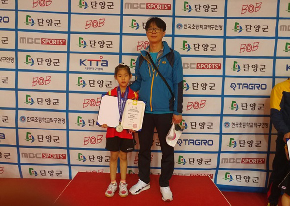 용천초 허예진 선수가 전국초등학교탁구대회에서 준우승 수상후 코치와 기념촬영을 하고 있다.