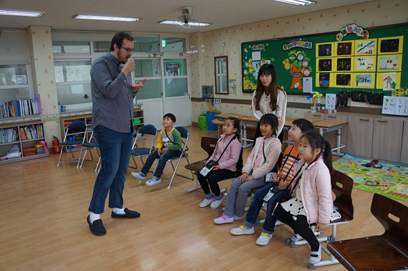 소이초 어린이들이 원어민과 함께 영어캠프에 참가하고 있다.