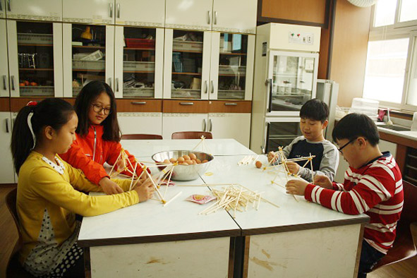 과학의 달을 맞아 오갑초 어린이들이 과학기기 제작 교실에서 수업에 참여하고 있다.