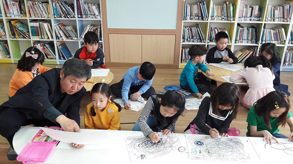 소이초 어린이들이 정승각 작가와 함께 낙서하며 마음 그리기 활동에 참여하고 있다.