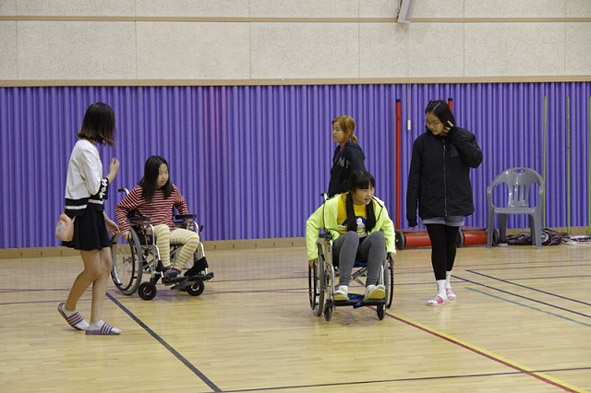 무극초 어린이들이 장애체험교육 일환으로 휠체어 타보기를 참여하고 있다.