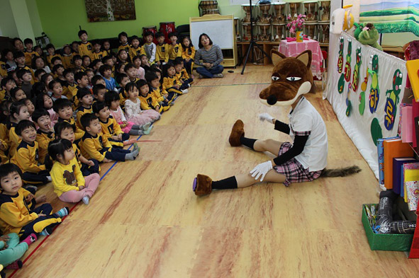 극단 재미스의 인형극 '즐거운 하루' 공연을 관람하는 대소유치원 어린이들 모습.