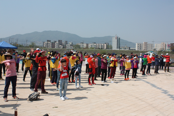 ▲본 걷기행사에 앞서 준비체조를 하고 있는 참가자들 모습.