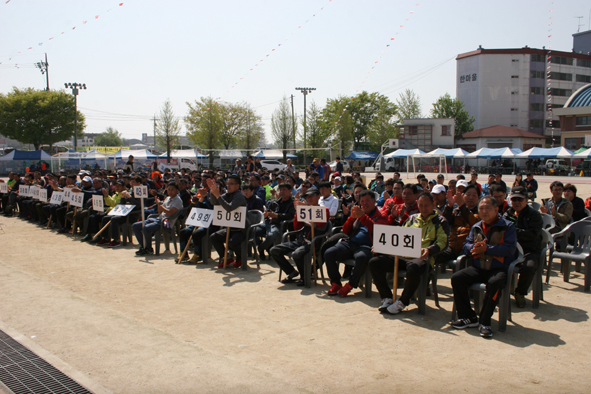 지난 23일 대소초등학교 모교운동장에서 개최된 제28회 총동문 체육대회에 참석한 동문들 모습.