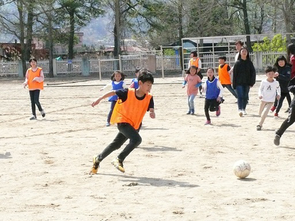 평곡초 어린이들이 축구경기를 하고 있다.