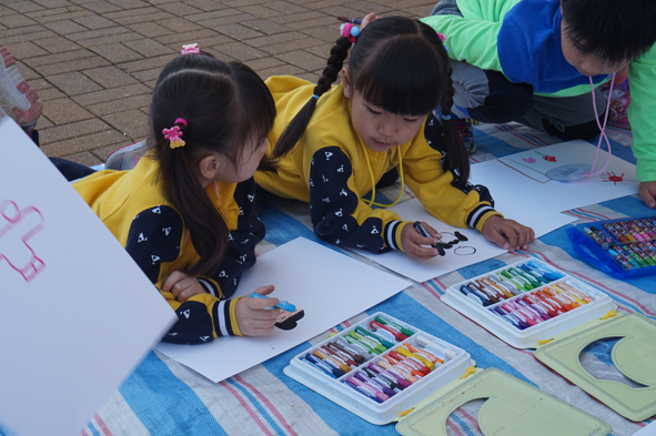 장애인식개선 그림그리기 대회에 출전한 어린이들 모습.