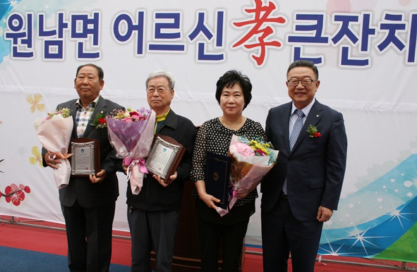 이날 개회식에서는 효행자 유영창 씨(평촌길 27-4), 장한어버이상 김성기 씨(충도로25번길22), 모범단체상 주민자치위원회(위원장 차주영)가 각각 수상했다.