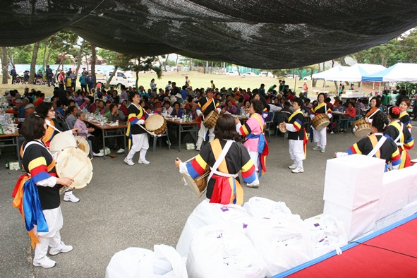 행사 식전행사로 천두레 풍물단의 신명나는 공연이 이어졌다.