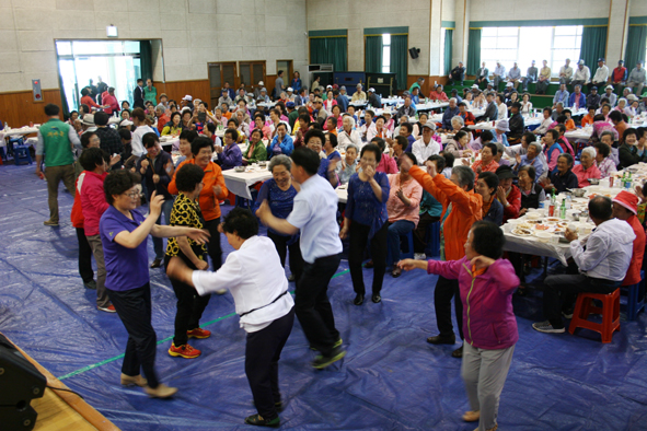 지역 주민과 어르신들이 음악에 맞쳐 춤을 추며 흥겨워 하고 있다.