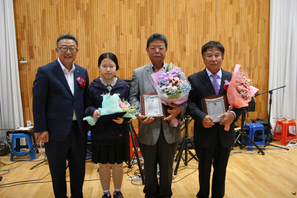 이날 개회식에서 군수상으로 한상훈, 김미영씨가 효행상을, 생극면이장협의회가 노인복지기여단체상을 수상했다.