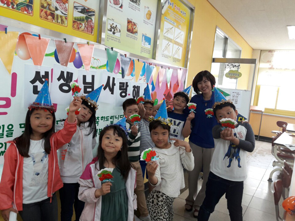 원남초가 스승의 날 기념 특별이벤트 프로그램을 진행하고 있다.