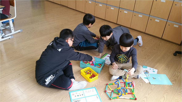 수학놀이 체험수업에 참여하고 있는 평곡초 어린이들 모습.