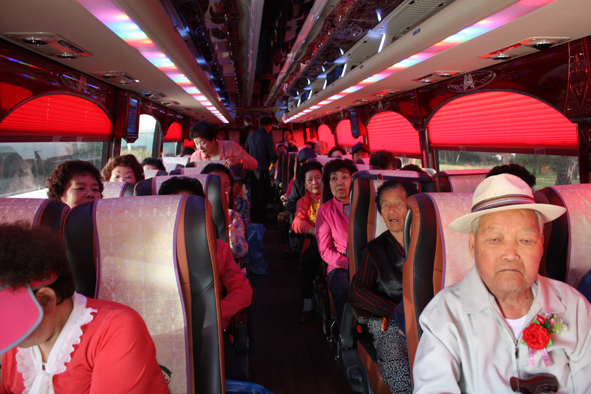 ▲삼성면 효도관광에 참가한 버스에 탑승한 주민.어르신들 모습.